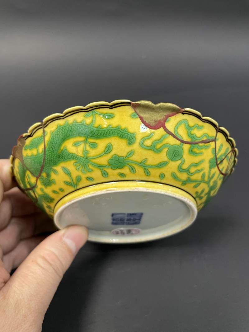 清嘉庆 黄地绿彩穿花龙纹花口盘 - 图7