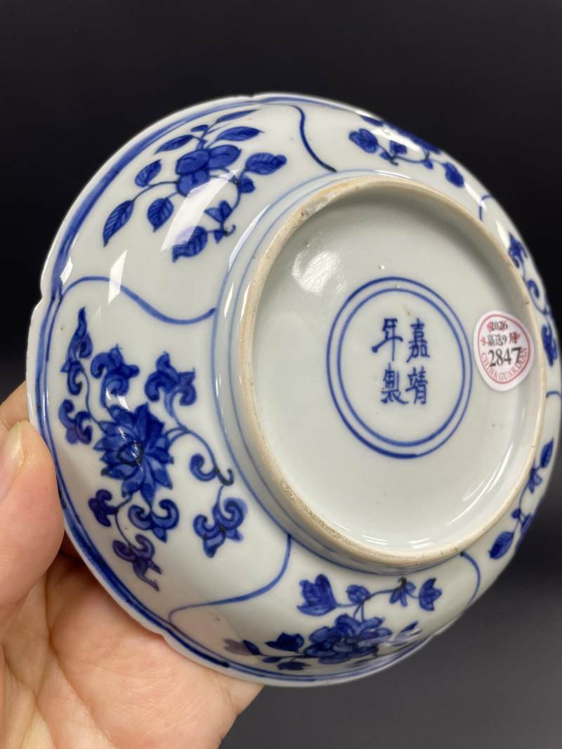 明嘉靖 青花开光折枝花卉纹花口盘 - 图12