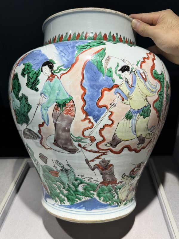 清康熙 青花五彩八仙闹海图大盖罐 - 图25