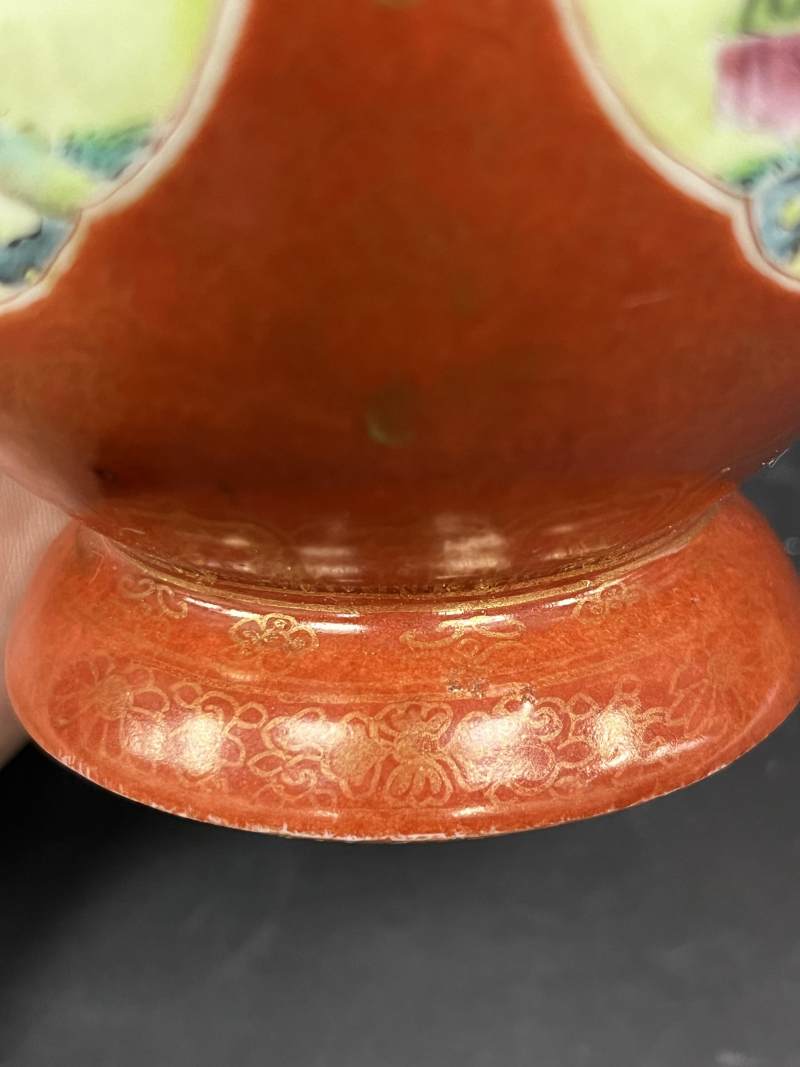 清乾隆 珊瑚红釉描金花卉开光粉彩婴戏图蝶耳尊一对 - 图17