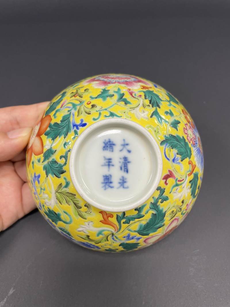 清光绪 黄地洋彩缠枝花卉纹碗 - 图12