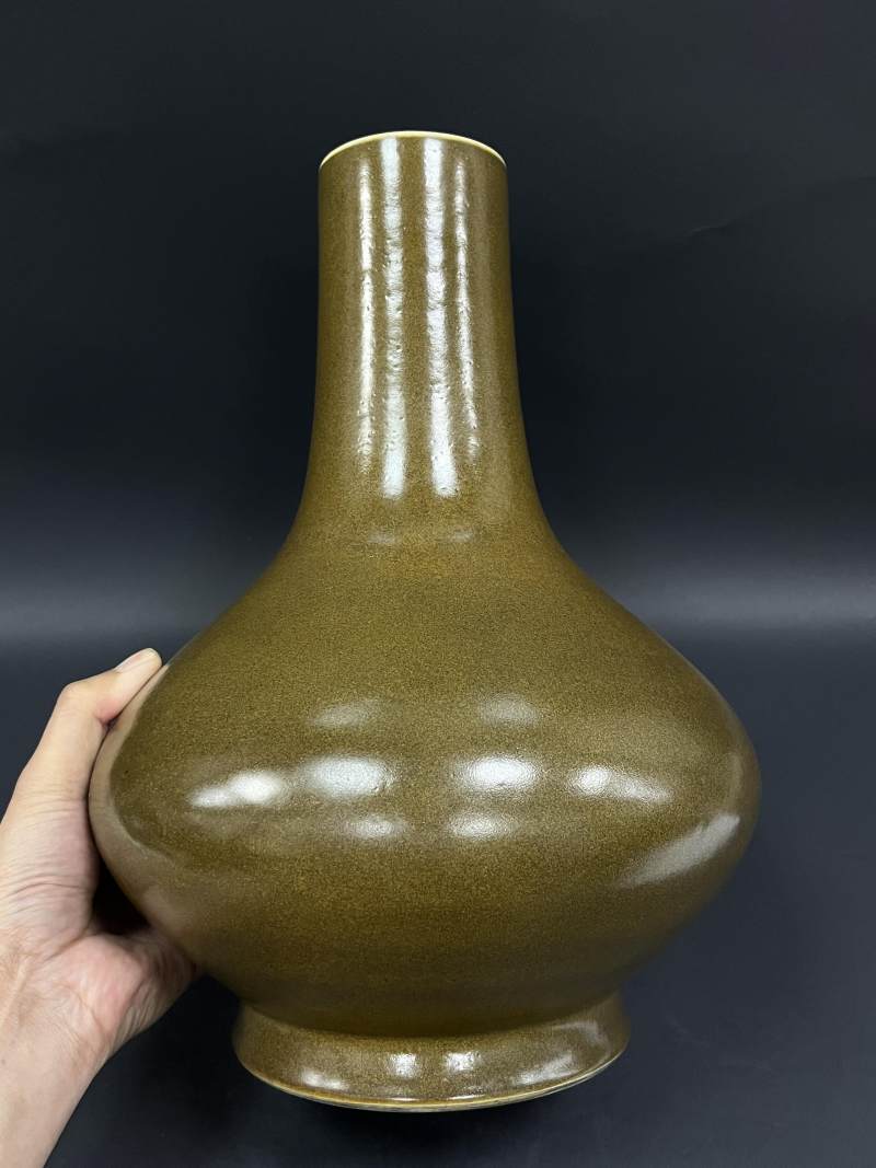 清同治 茶叶末釉荸荠瓶 - 图3