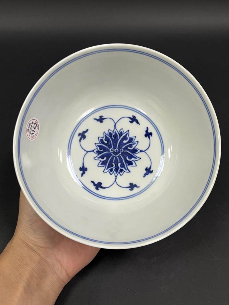 清宣统 青花缠枝莲纹大碗 - 图2