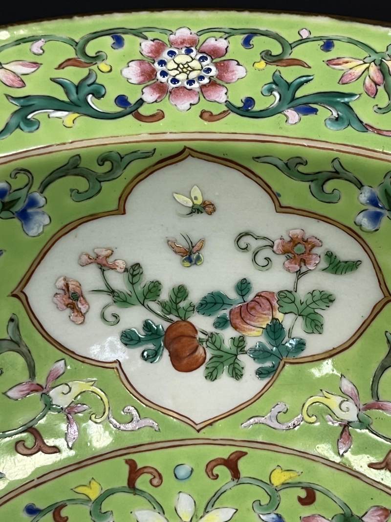 清中期 秋葵绿地洋彩缠枝莲红蝠开光花果纹折沿盆 - 图10
