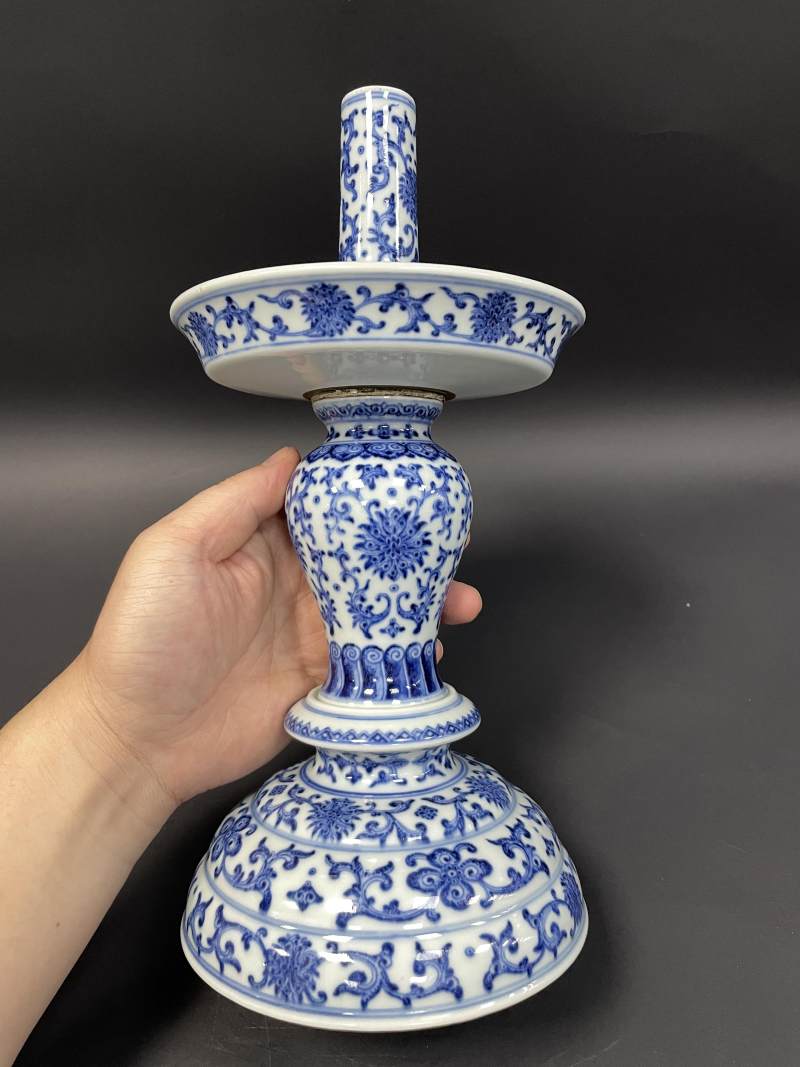 清乾隆 唐英风格青花缠枝莲纹烛台 - 图4
