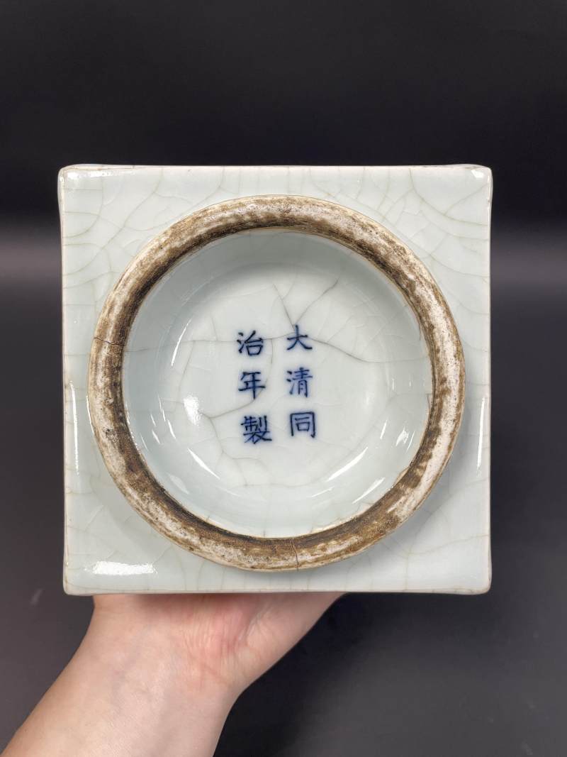 清同治 仿官釉八卦纹琮式瓶 - 图9