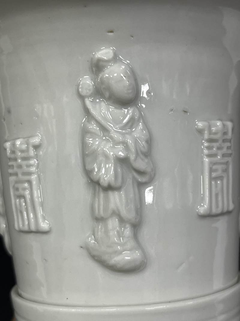 清 德化窑白釉堆塑神仙人物贺寿图小花觚 - 图10