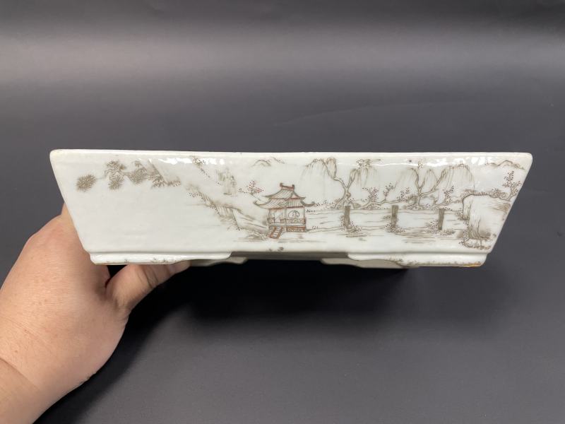 清雍正 矾红墨彩人物纹长方水仙盆 - 图2