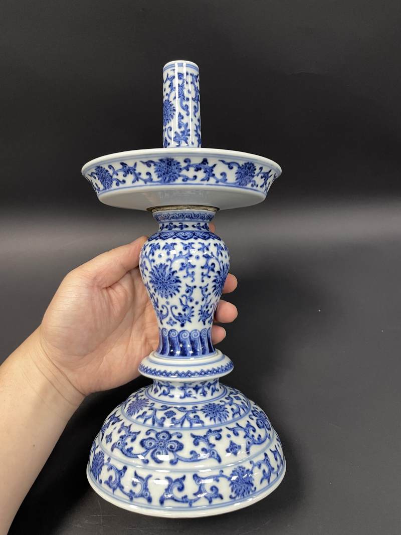 清乾隆 唐英风格青花缠枝莲纹烛台 - 图5