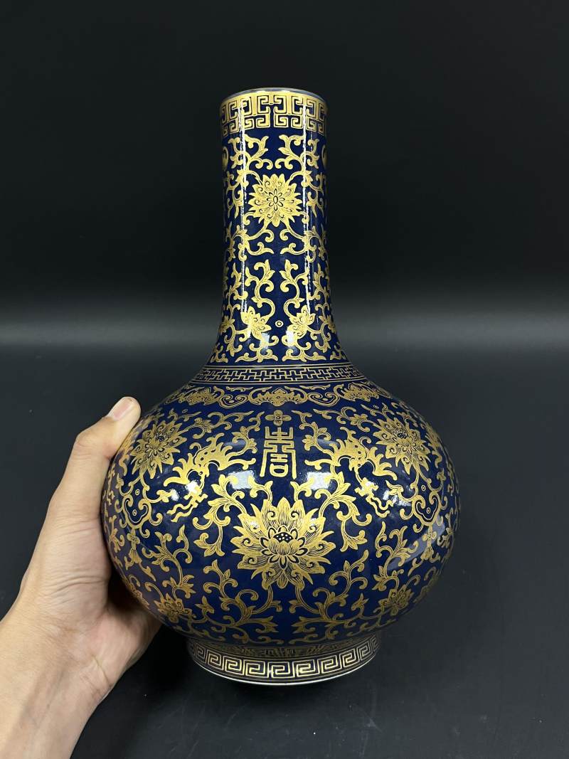 清晚期 蓝地描金缠枝莲万福万寿图瓶 - 图2