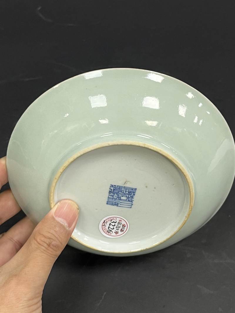 清乾隆 青釉粉彩花蝶纹盘一对 - 图5