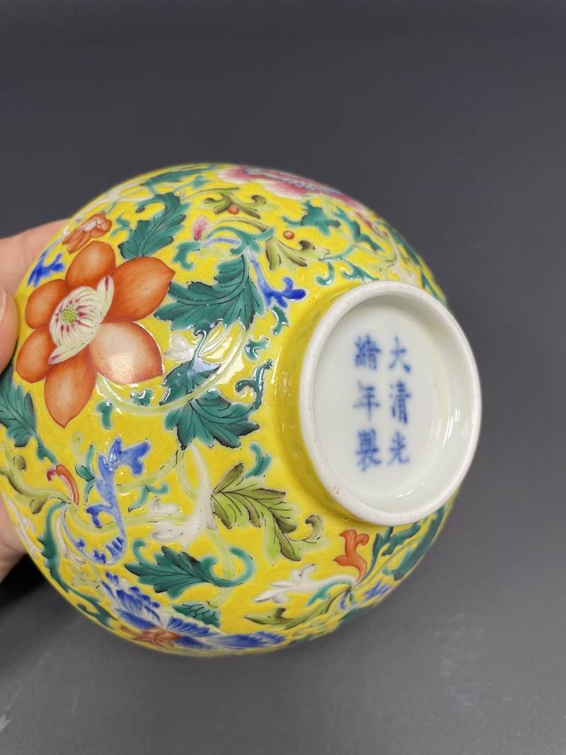 清光绪 黄地洋彩缠枝花卉纹碗 - 图13