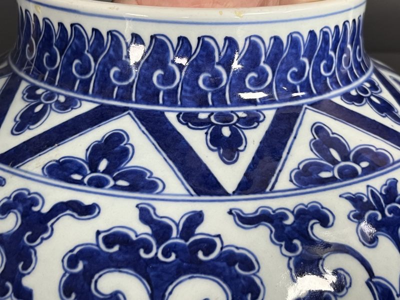 清乾隆 青花缠枝莲纹大罐 - 图9