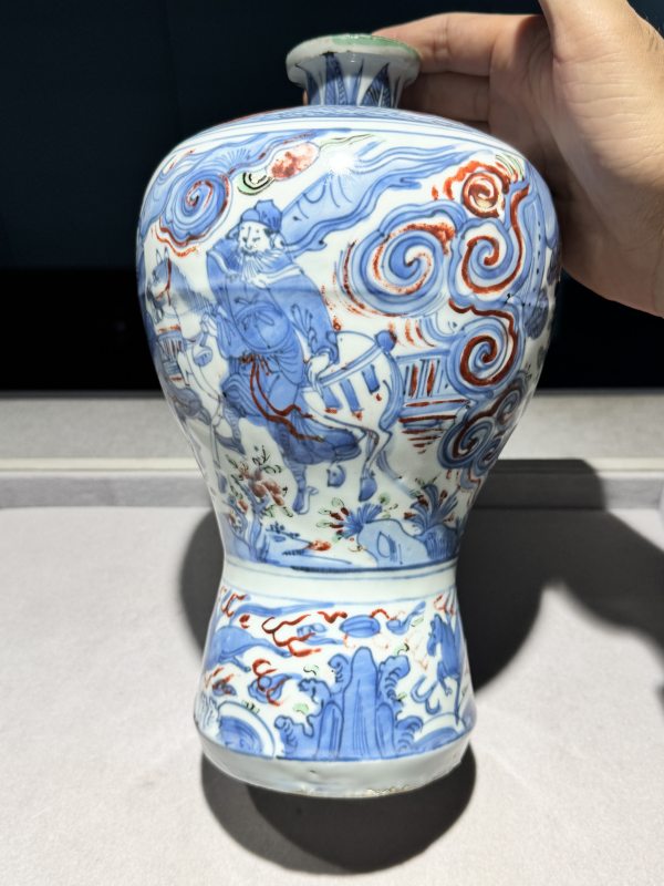 明万历 青花五彩人物故事图梅瓶 - 图20