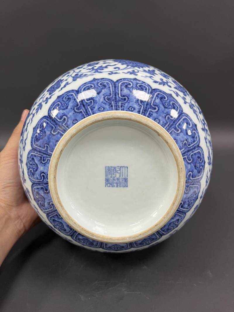 清乾隆 青花缠枝莲纹赏瓶 - 图6