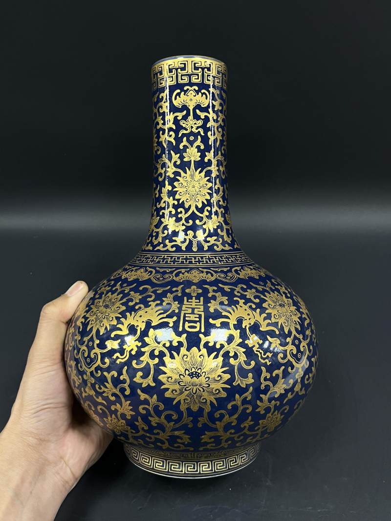清晚期 蓝地描金缠枝莲万福万寿图瓶 - 图3