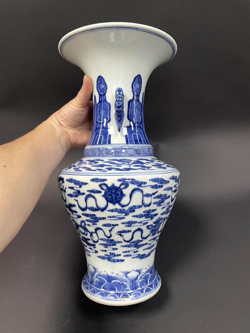 清乾隆 青花云蝠八宝纹花耳瓶 - 图3