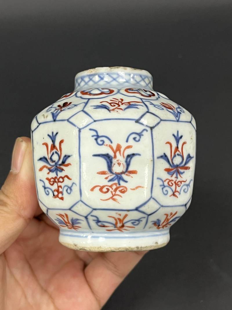 明天启五年（1625年） 青花矾红花卉纹八方小罐 - 图2