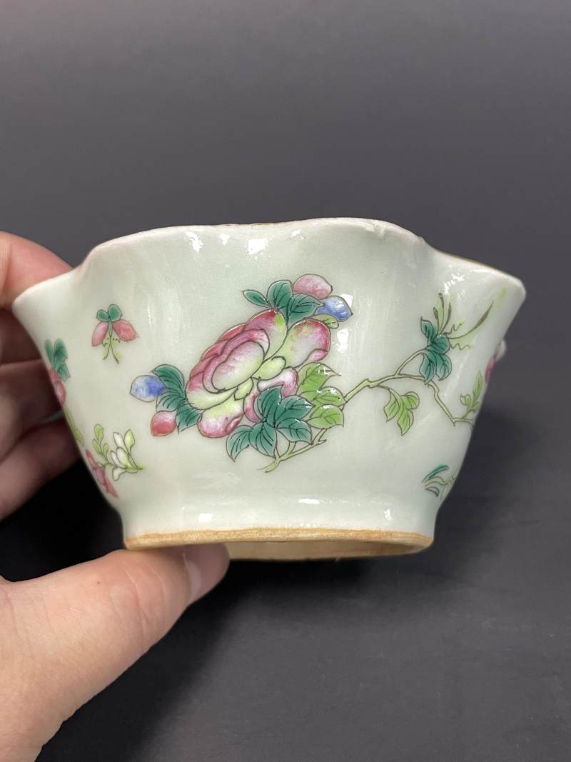 清光绪 青釉粉彩折枝花卉纹花口杯一对 - 图2
