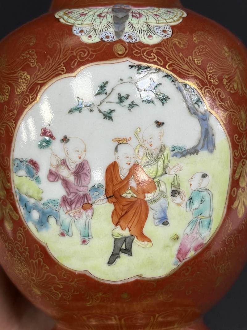 清乾隆 珊瑚红釉描金花卉开光粉彩婴戏图蝶耳尊一对 - 图30