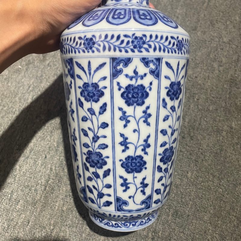 清乾隆 青花折枝花卉纹锥瓶 - 图9