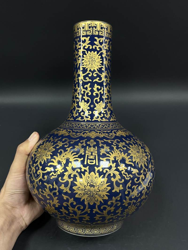 清晚期 蓝地描金缠枝莲万福万寿图瓶 - 图4