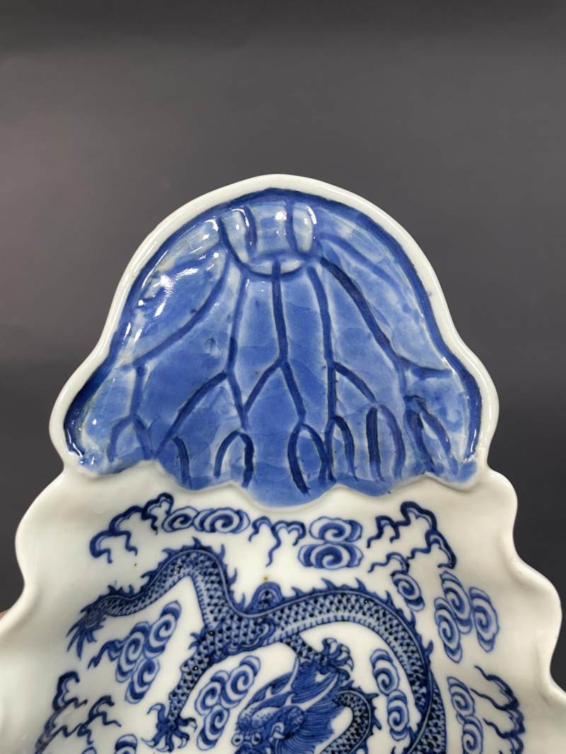 清宣统 内青花云龙纹外粉彩折枝花卉纹荷叶形盘 - 图3