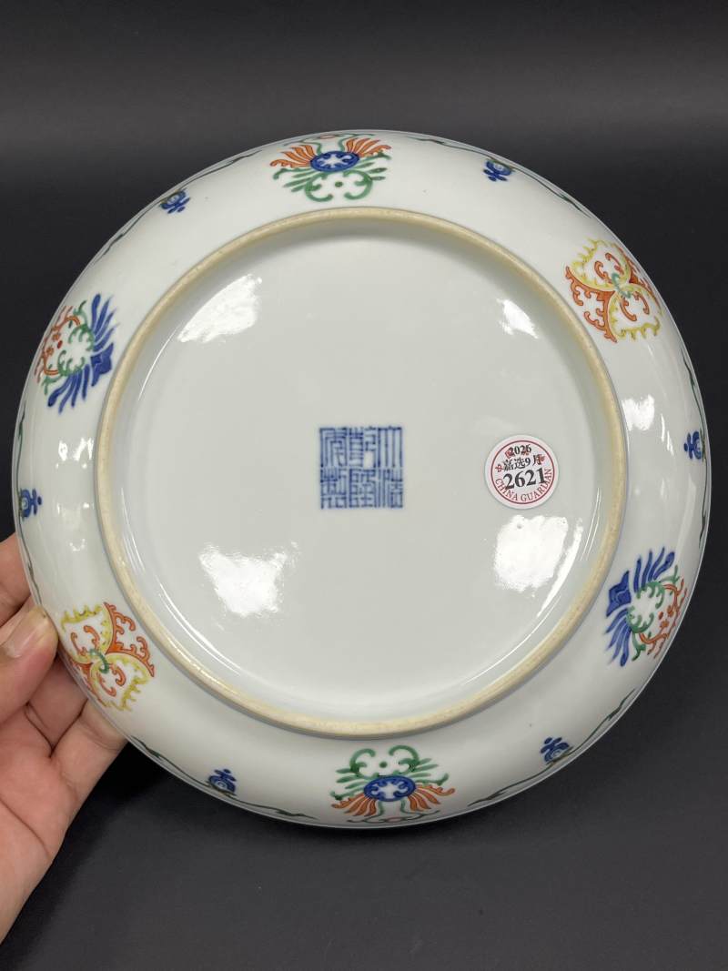 清乾隆 青花五彩忍冬纹大盘 - 图7