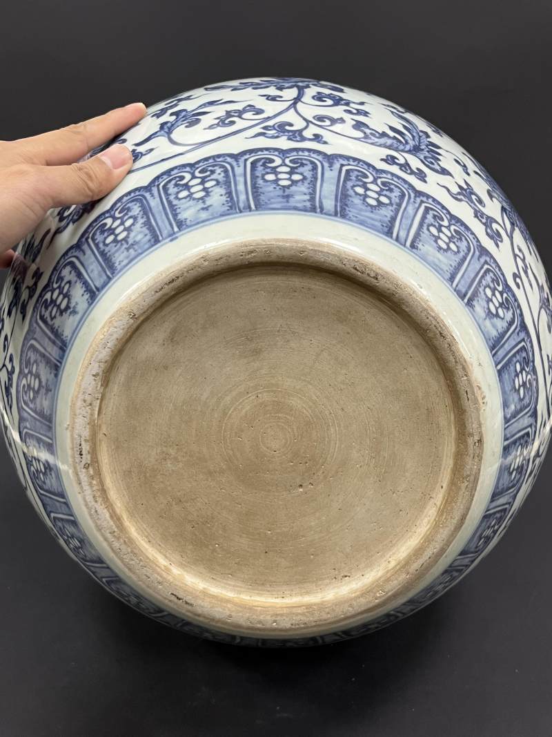 清中期 青花缠枝花卉纹天球瓶 - 图7