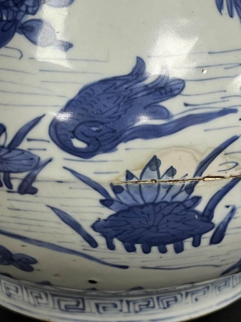 明万历 青花荷塘鸳鸯图蒜头瓶 - 图14