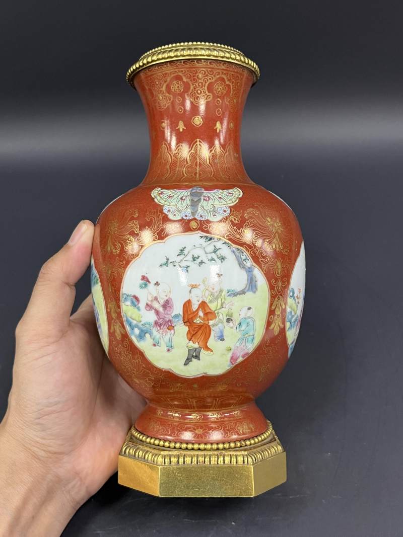 清乾隆 珊瑚红釉描金花卉开光粉彩婴戏图蝶耳尊一对 - 图21