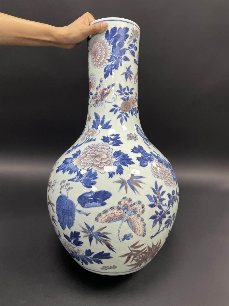 清乾隆 青花釉里红蝶恋花图天球瓶 - 图2