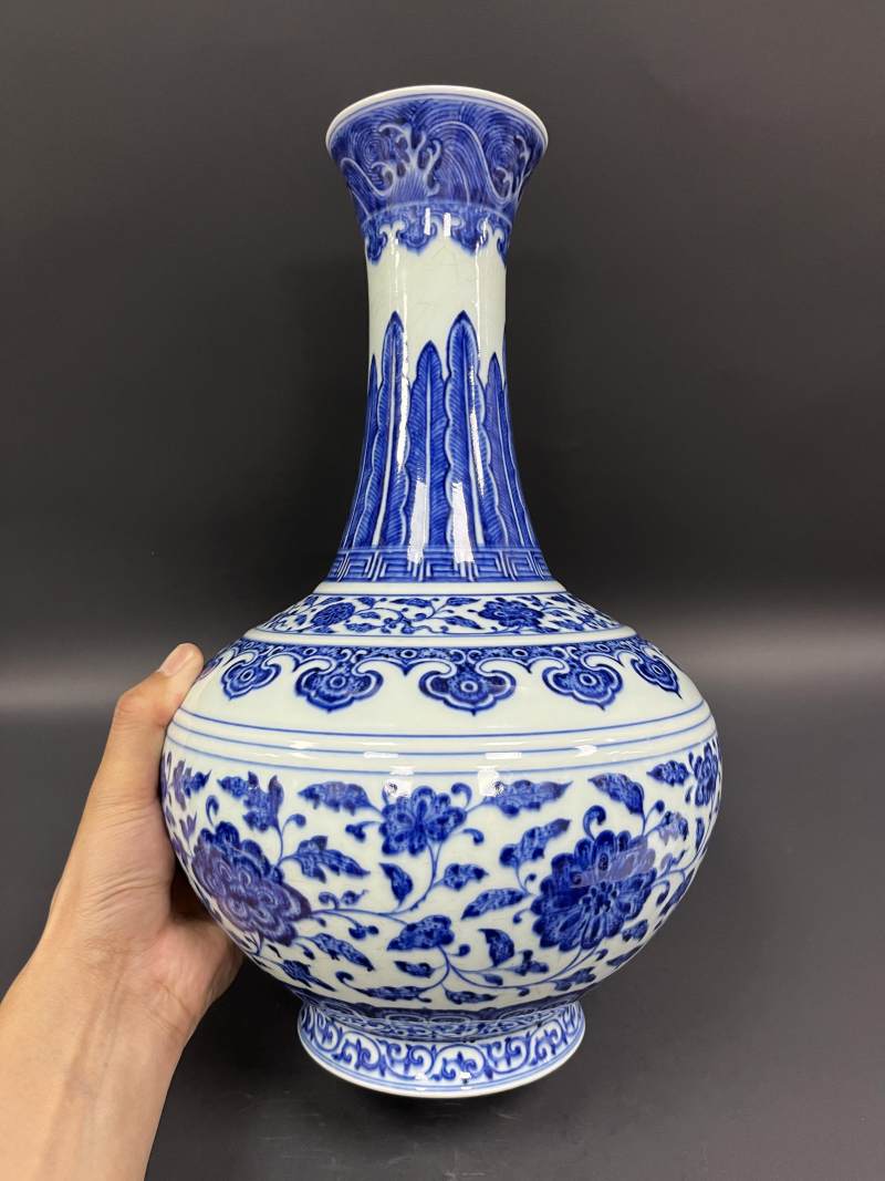 清乾隆 青花缠枝莲纹赏瓶 - 图4