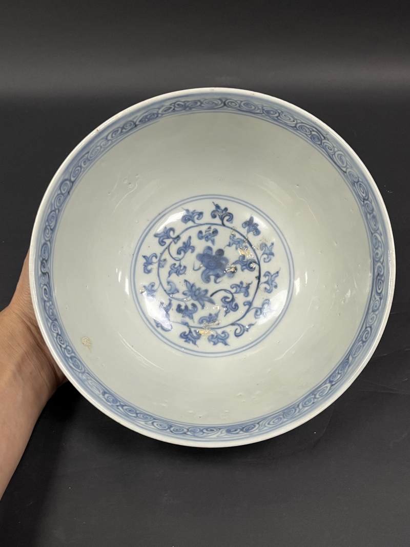 明中期 青花缠枝莲托八宝纹大碗 - 图2