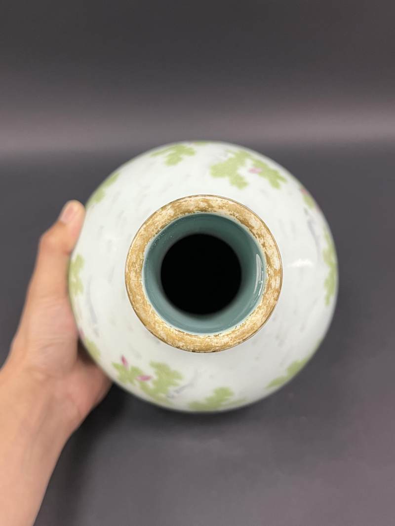 清道光 粉彩落花流水游鱼图瓶 - 图5