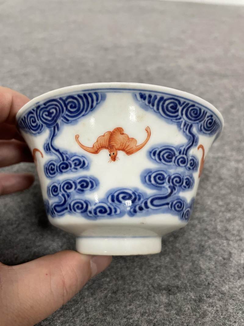 清光绪 青花矾红洪福齐天图杯、碗、盖碗、盘、匙八十三只 - 图79