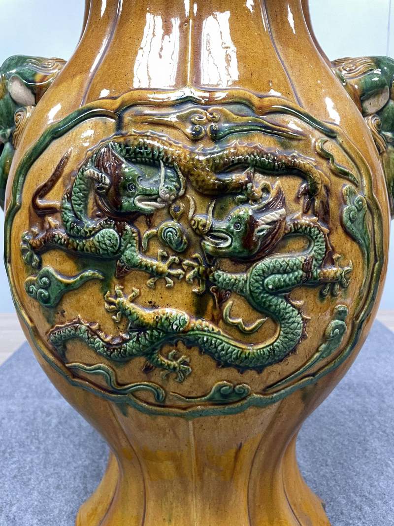 清 珐华鱼化龙纹海棠形狮耳大尊 - 图10