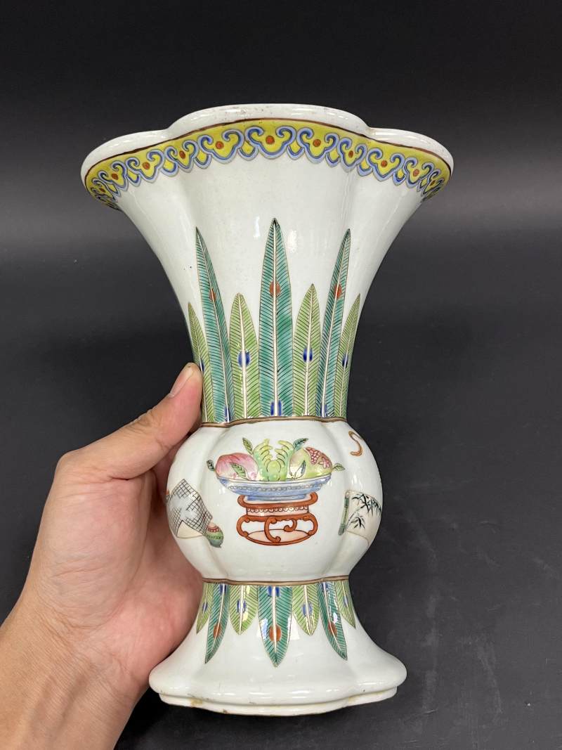 清中期 粉彩三多博古清供图海棠形花觚 - 图4