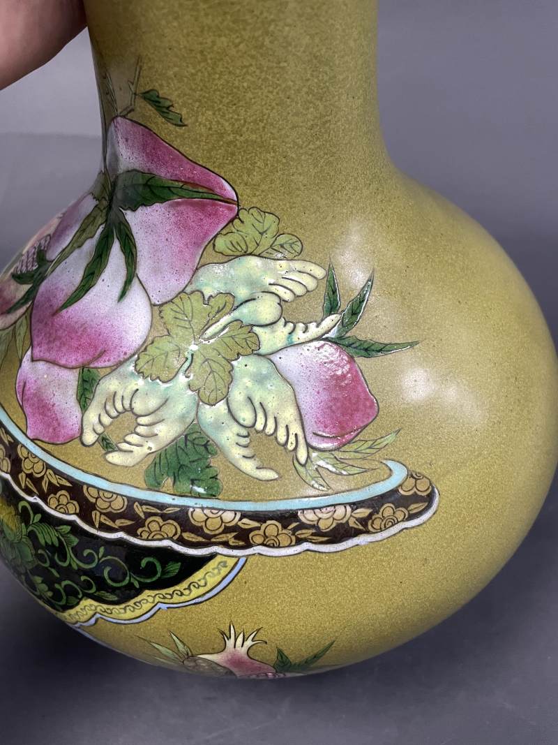 清晚期 茶叶末釉粉彩三多纹荸荠瓶 - 图14