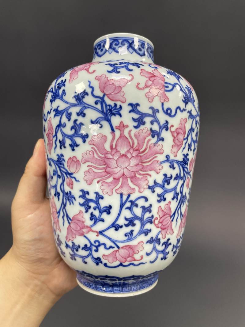 清中期 青花胭脂红缠枝莲纹灯笼瓶 - 图8