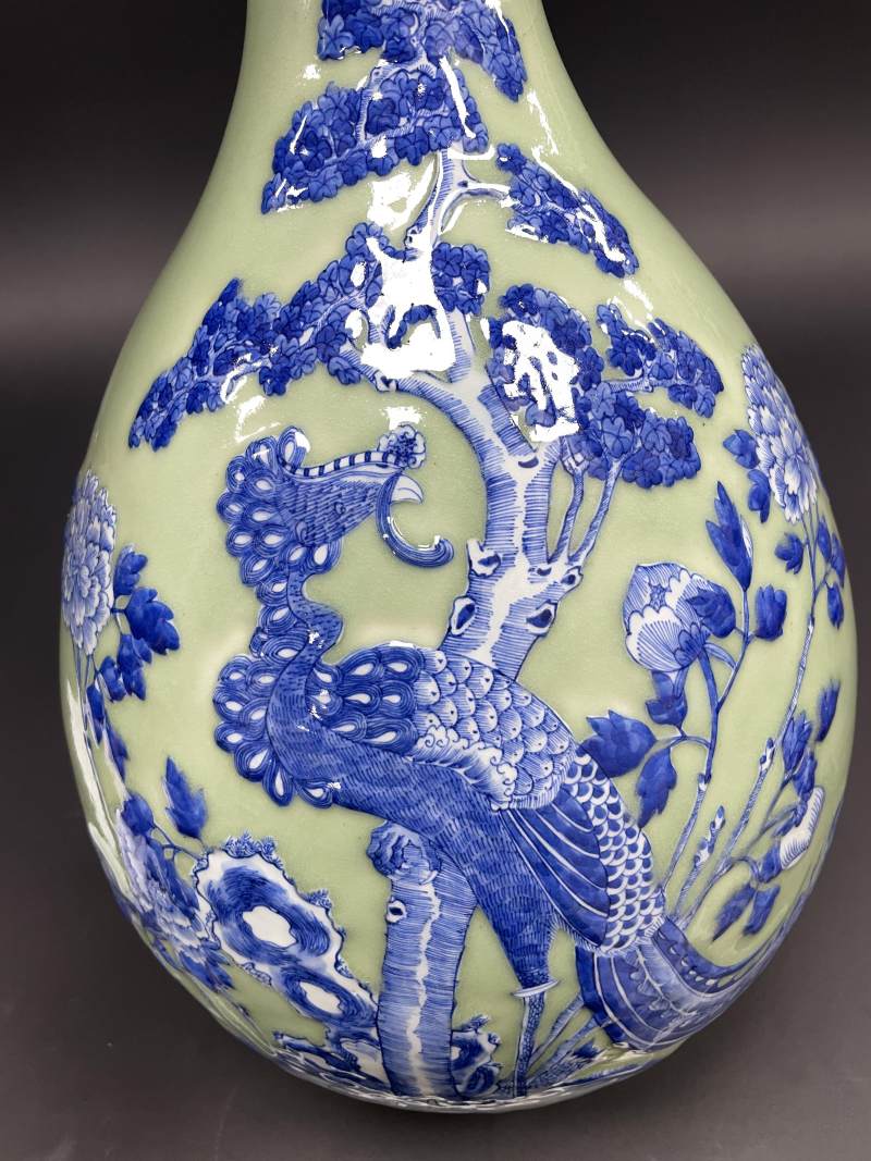 清乾隆 青釉青花堆白丹凤朝阳图大胆瓶 - 图9