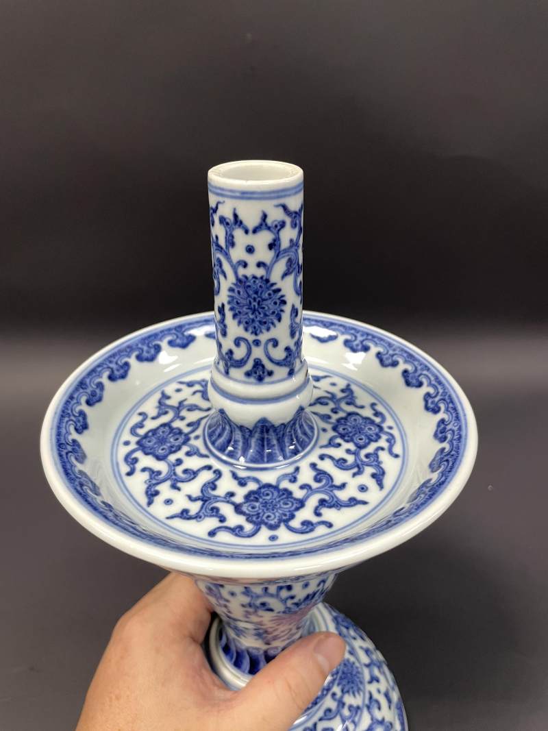 清乾隆 唐英风格青花缠枝莲纹烛台 - 图6