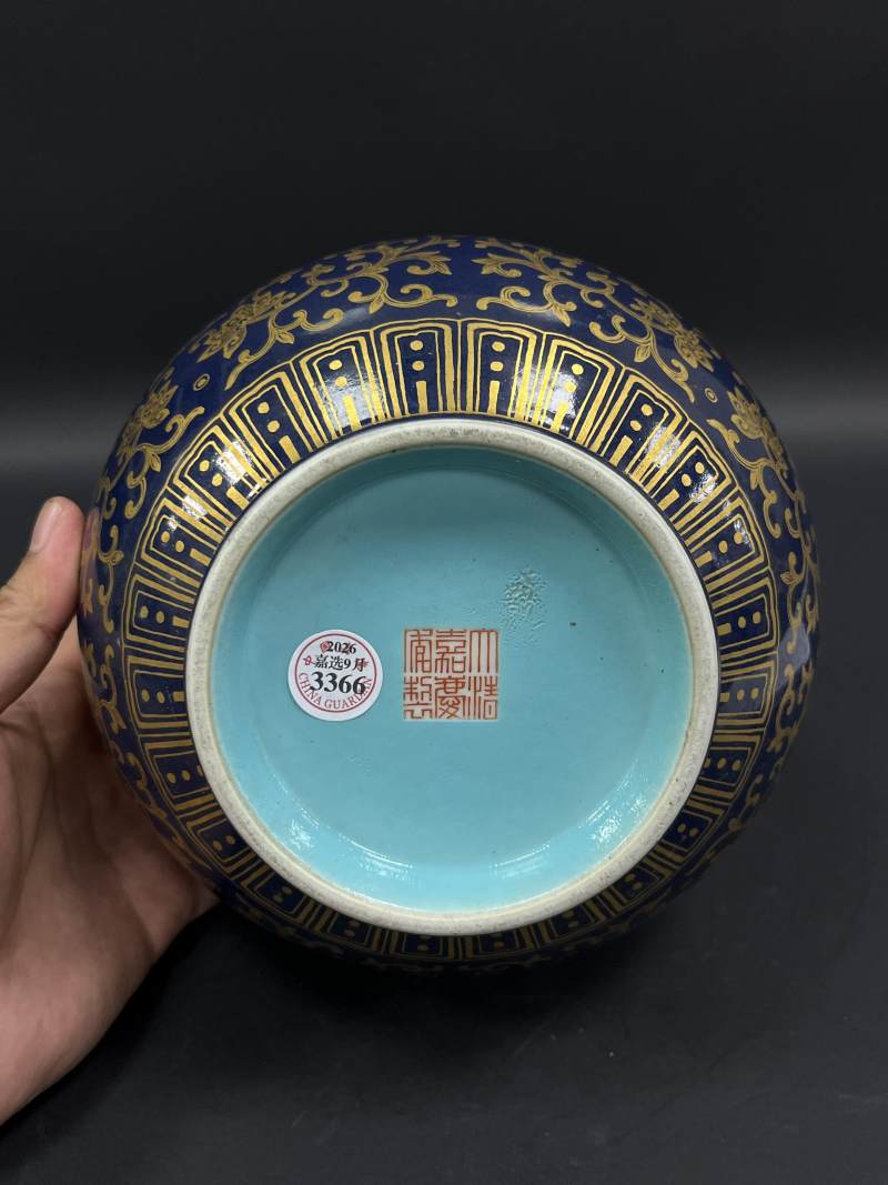 清晚期 蓝地描金缠枝莲万福万寿图瓶 - 图6