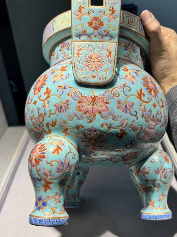 清道光 松石绿地洋彩描金莲托八宝纹朝冠耳炉（或为孤例） - 图17