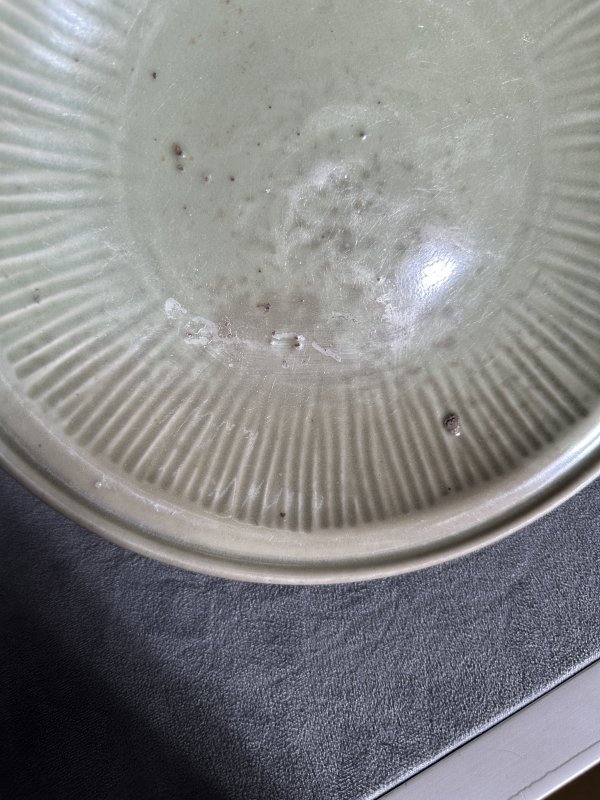 明 龙泉窑暗刻瓜棱盘 - 图5