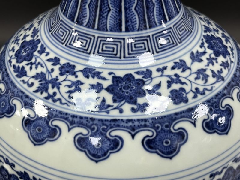 清乾隆 青花缠枝莲纹赏瓶 - 图9