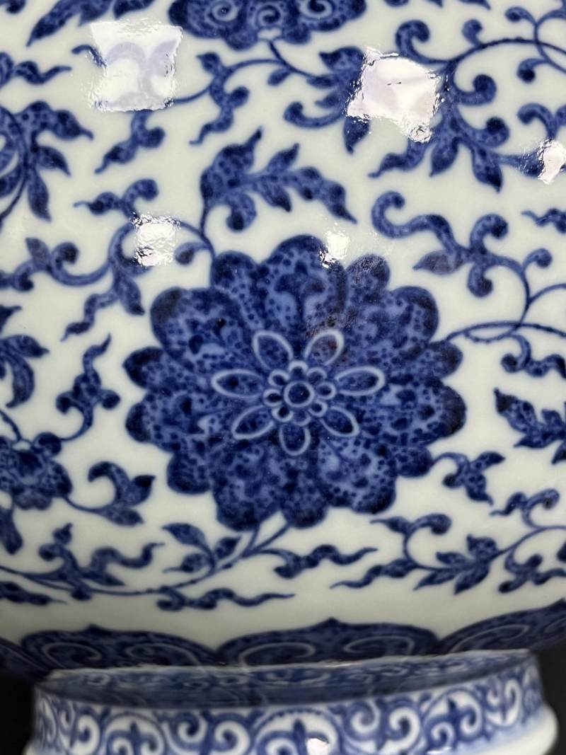 清乾隆 青花缠枝莲纹赏瓶 - 图10