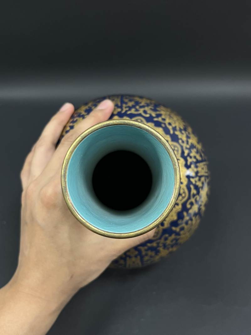 清晚期 蓝地描金缠枝莲万福万寿图瓶 - 图5