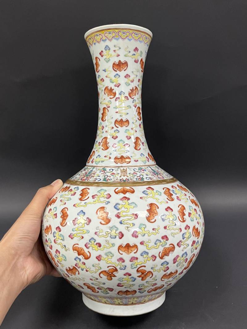 清宣统 粉彩洪福齐天图赏瓶 - 图3
