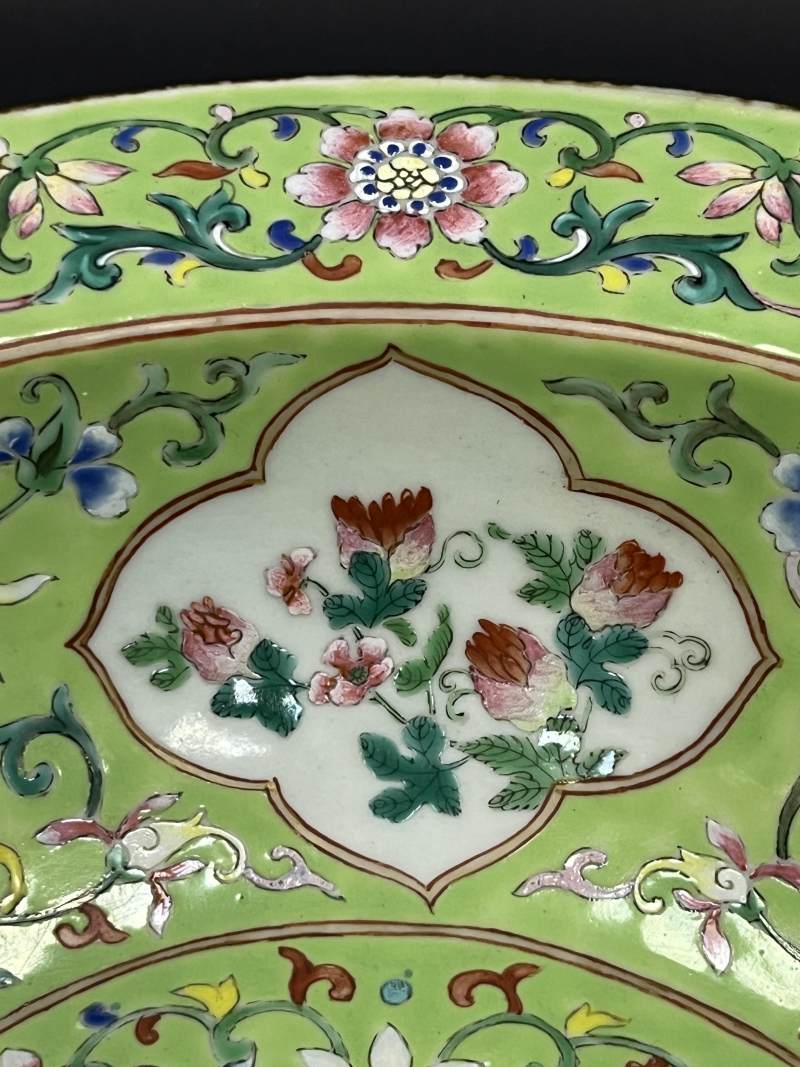 清中期 秋葵绿地洋彩缠枝莲红蝠开光花果纹折沿盆 - 图11